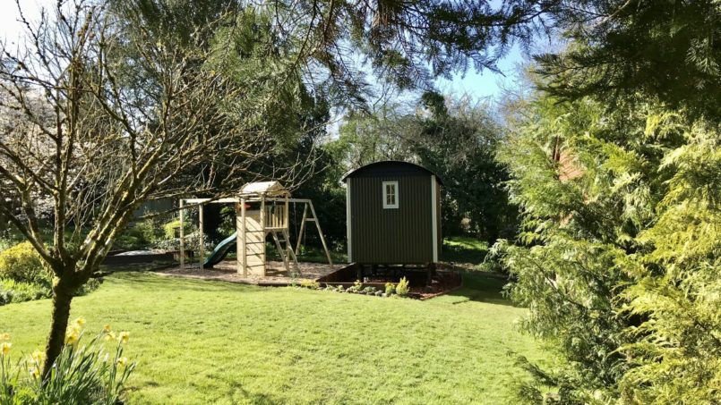 Beck Cottage Shepherd's Hut in garden
